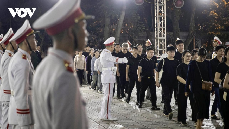 Vietnamese people mourn Party chief, burst into tears